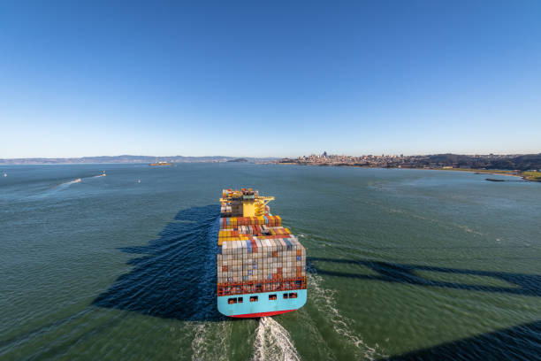 container-frachtschiff in der bucht von san francisco - san francisco, kalifornien, usa - cargo container san francisco county harbor skyline stock-fotos und bilder