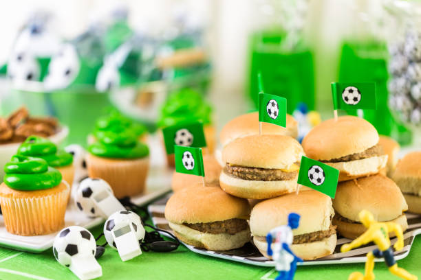 festa de futebol de crianças - american football football food snack - fotografias e filmes do acervo