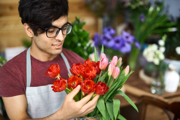 цветочная аранжировка - florist flower arranging male стоковые фото и изображения