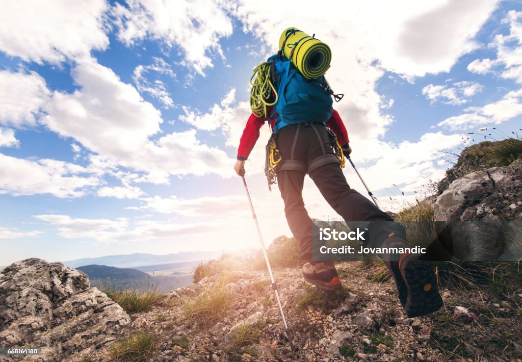 Reisenden Füße Wandern in Bergen - Lizenzfrei Bergsteigen Stock-Foto