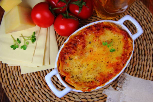 lasagne con ingredienti - tomato sauce domestic kitchen meat cheese foto e immagini stock