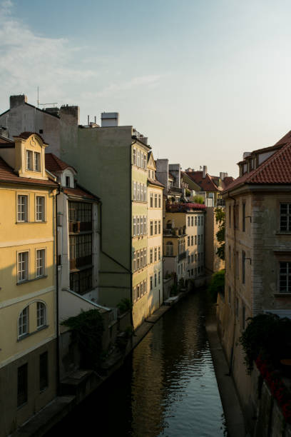 kanal, kleinen viertel, prag, tschechische republik - prague little quarter stock-fotos und bilder