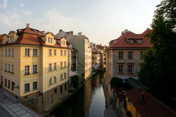 kanal, kleinen viertel, prag, tschechische republik - prague little quarter stock-fotos und bilder