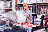 weibliche-kunden-den-kauf-neuer-decke-und-tagesdecke.jpg?b=1&s=170x170&k=20&c=HIqba0MYQeERJQAwnxroN-_b1uXA8FGzCsakdsV9UEE=