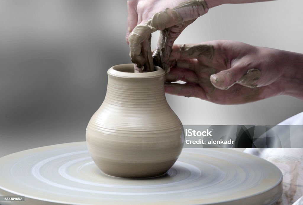 Hände, die ich mache Keramik Tasse - Lizenzfrei Tonkeramik Stock-Foto