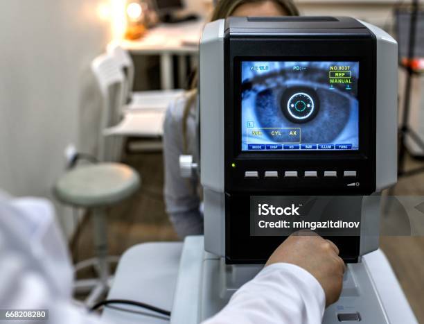 Los Instrumentos Ópticos Para Examina La Vista Foto de stock y más banco de imágenes de Ojo - Ojo, Glaucoma, Retina