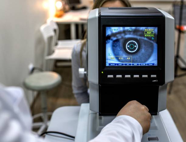 les instruments d’optique pour examine la vue - medical equipment doctor healthcare and medicine clinic photos et images de collection