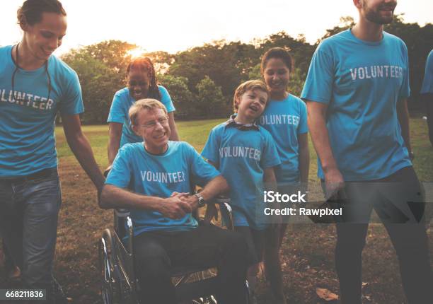 Voluteer Gruppe Von Menschen Für Wohltätige Zwecke Spenden Im Park Stockfoto und mehr Bilder von Freiwilliger