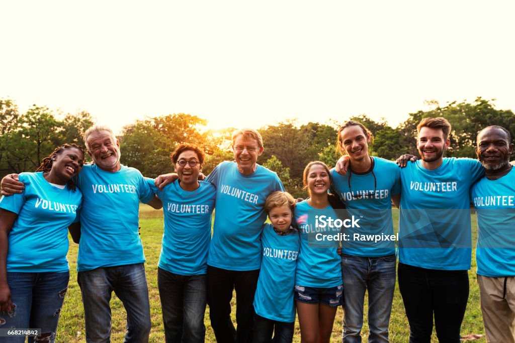 Voluteer Gruppe von Menschen für wohltätige Zwecke spenden im park - Lizenzfrei Freiwilliger Stock-Foto