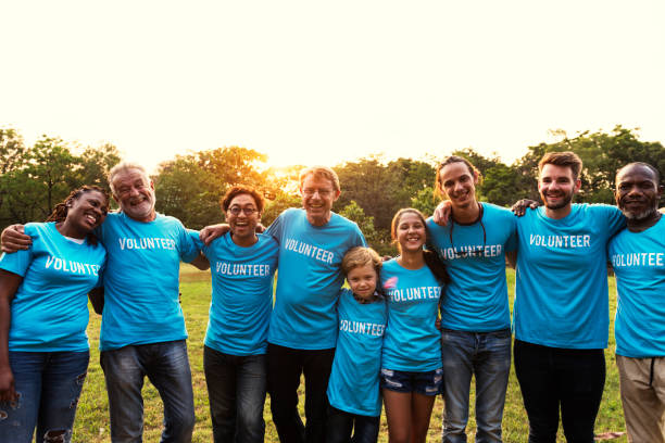 voluteer gruppe von menschen für wohltätige zwecke spenden im park - charity event stock-fotos und bilder