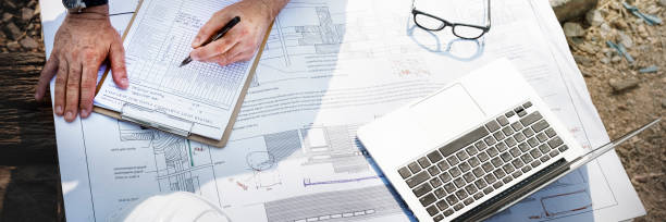 koncepcja dewelopera planowania budowlanego - engineering blueprint laptop construction zdjęcia i obrazy z banku zdjęć