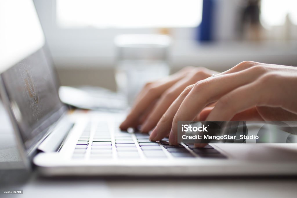 Nahaufnahme der weibliche Hände mit Laptop am Tisch - Lizenzfrei Akademisches Lernen Stock-Foto