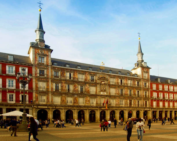 people walking in tha plaza mayor - prince philip imagens e fotografias de stock