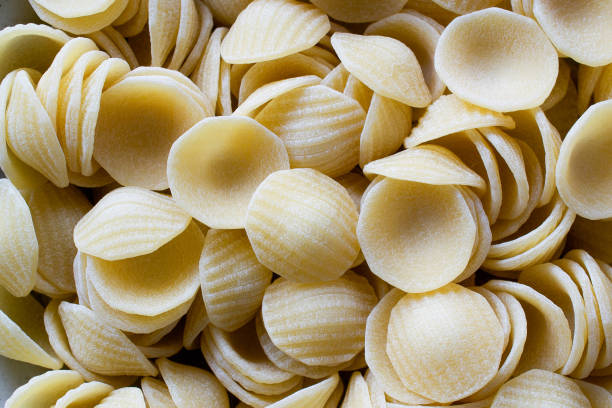 italienische pasta orecchiette - orecchiette stock-fotos und bilder