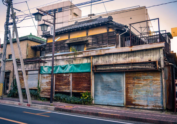 abandonado edificio en japón - wood shutter rusty rust fotografías e imágenes de stock