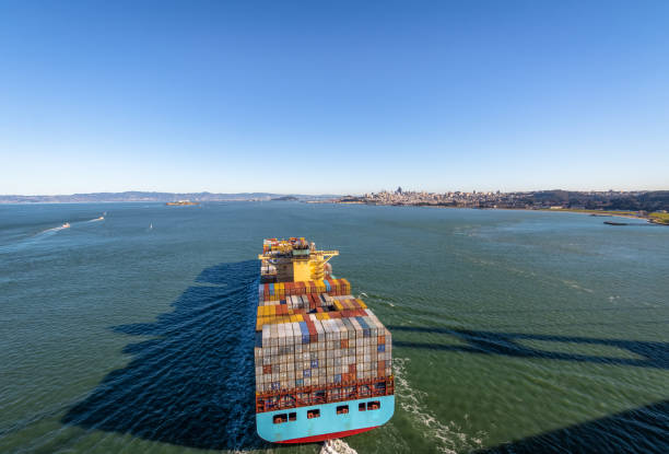 container-frachtschiff in der bucht von san francisco - san francisco, kalifornien, usa - cargo container san francisco county harbor skyline stock-fotos und bilder