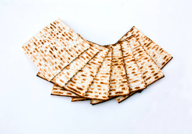 matzo para la pascua, comida kosher judía - passover seder judaism afikoman fotografías e imágenes de stock