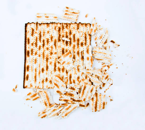 matzo, matzoth desmenuzado - passover seder judaism afikoman fotografías e imágenes de stock