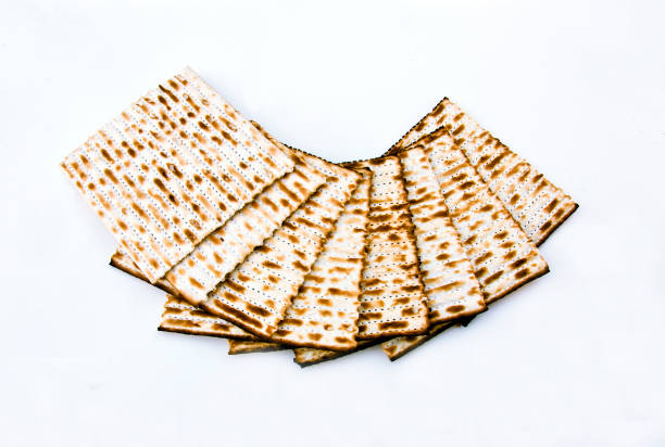 matzo para la pascua, comida kosher judía - passover seder judaism afikoman fotografías e imágenes de stock