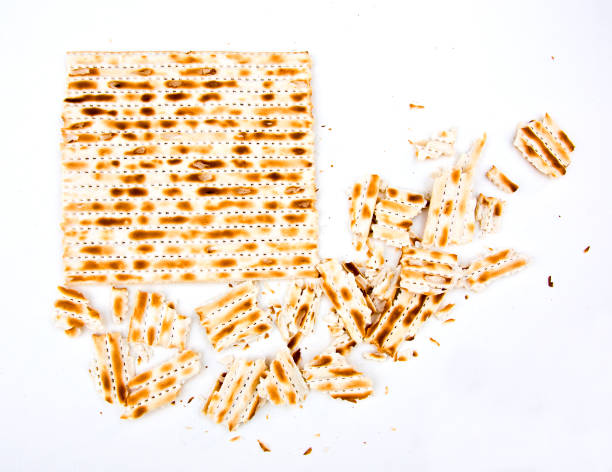 matzo, matzoth sbriciolato - passover seder judaism afikoman foto e immagini stock