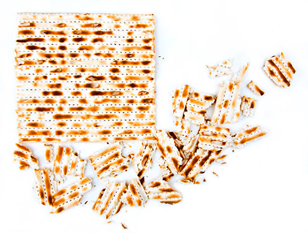 matzo, crumbled matzoth - passover seder judaism afikoman fotografías e imágenes de stock