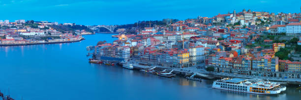 altstadt und fluss douro in porto, portugal - porto portugal bridge international landmark stock-fotos und bilder