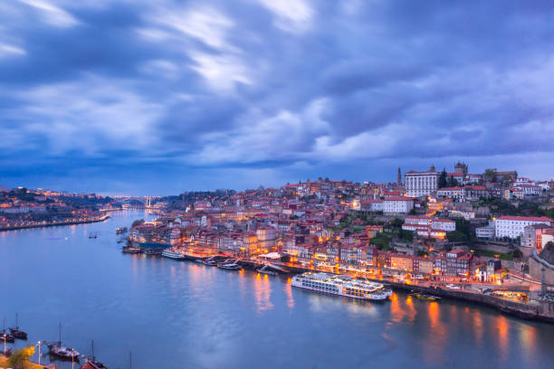 nacht altstadt und douro fluss in porto, portugal - porto portugal bridge international landmark stock-fotos und bilder