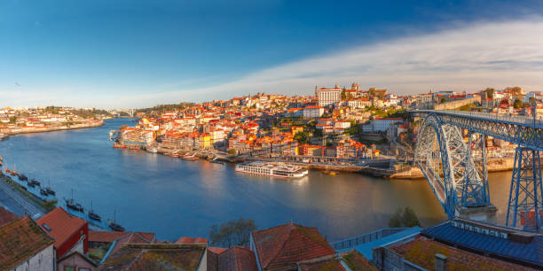 altstadt und fluss douro in porto, portugal - porto portugal bridge international landmark stock-fotos und bilder