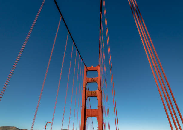 golden gate bridge detail - san francisco, kalifornien, usa - orange golden gate bridge tower suspension bridge stock-fotos und bilder