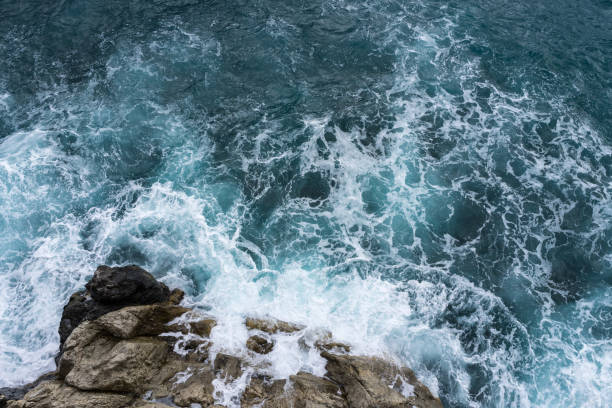 onda de perigo do mar batendo na costa da rocha com spray e espuma antes tempestade de autum positano, itália - ocean cliff - fotografias e filmes do acervo