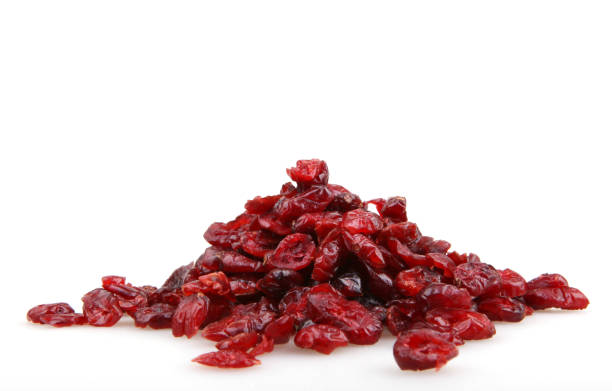 arándanos secos aislados sobre fondo blanco - dried cranberry fotografías e imágenes de stock