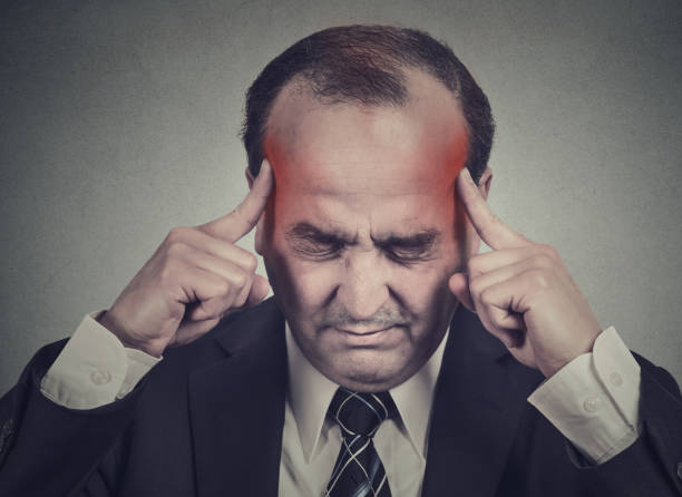 mężczyzna w średnim wieku myśli bardzo intensywnie o ból głowy - heat effort emotional stress business zdjęcia i obrazy z banku zdjęć