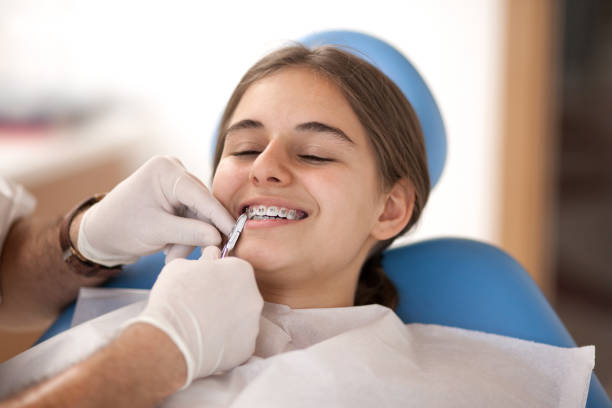 orthèses dentaires - dentist teenager dental hygiene sitting photos et images de collection