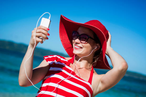 istock Listening to music 668354988