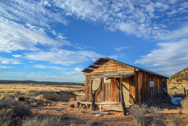 Abandoned desert shack Old shack used to be someone's home. High desert of Navajo County, Arizona. American Southwest. ghost town stock pictures, royalty-free photos & images