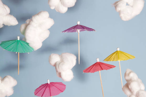 parasol latający w powietrzu - drink umbrella umbrella pink paper zdjęcia i obrazy z banku zdjęć