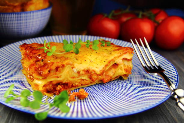 lasagne con micro-inverdeggio - tomato sauce domestic kitchen meat cheese foto e immagini stock