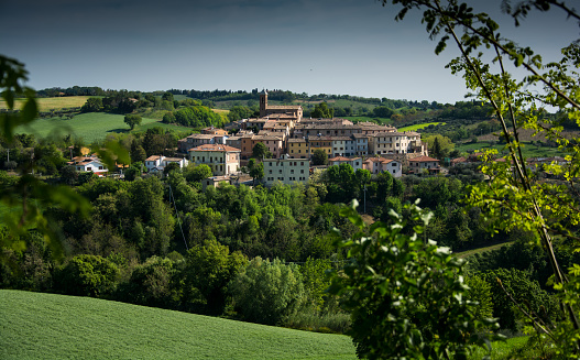 Serrungarina es un pequeño pueblo en la región de las Marcas en Italia photo