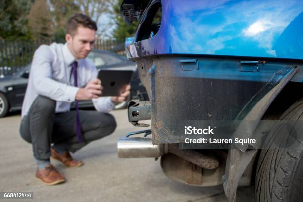 Junge Männliche Geschäftsmann Autoverkäufer Checks Schrottauto Mit Tablette Vor Verkauf Stockfoto und mehr Bilder von Vereinigtes Königreich