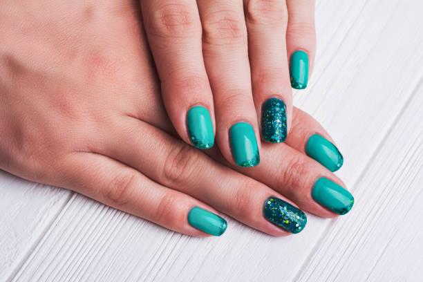istock Turquoise nail art with tinsels 668423162