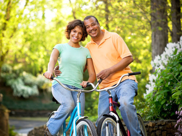 自転車のカップル - retirement mature couple couple bicycle ストックフォトと画像