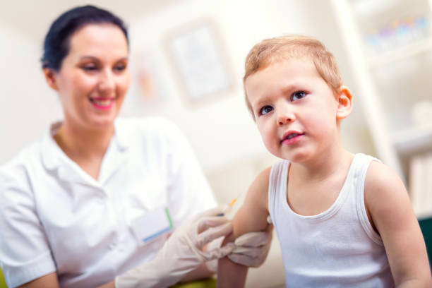 pediatra torna a vacinação pequeno menino - meningite - fotografias e filmes do acervo