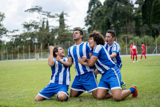 aufgeregt fußball-nationalmannschaft feiert ein ziel - soccer player soccer men smiling stock-fotos und bilder