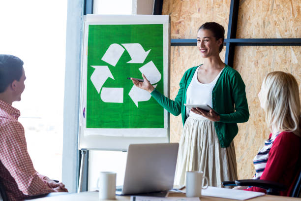 재활용과 함께 논의 하는 동료 화이트 보드에 서명 - recycling environment recycling symbol green 뉴스 사진 이미지