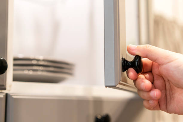 istock hand opening bowl and dish cabinet 668506680