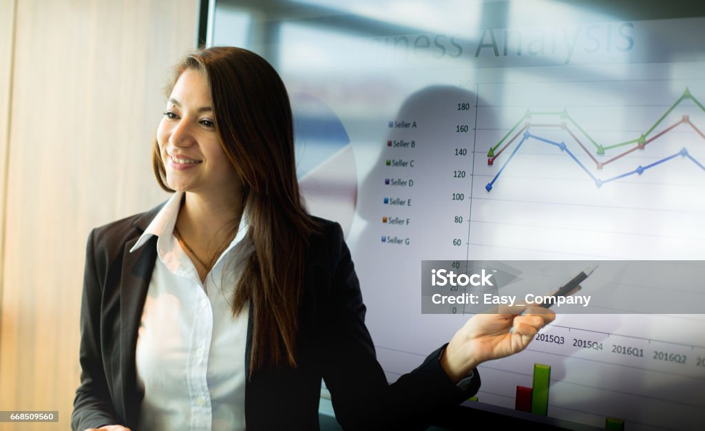 Concept entreprise et personnes - smiling businesswoman pointant sur moniteur au cours de la présentation au bureau. - Photo de Présentation - Discours libre de droits