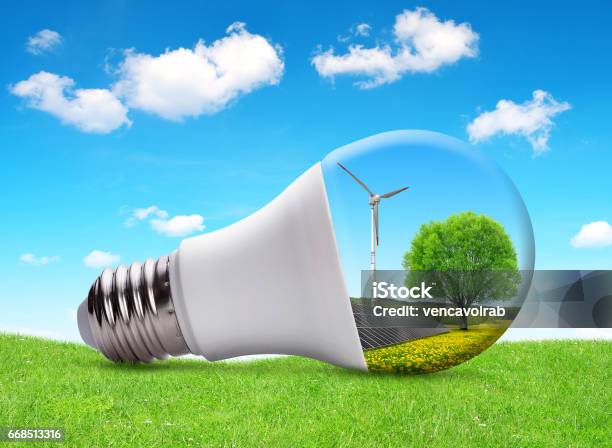 Eco Led Glühbirne Mit Solarpanel Und Windkraftanlage Stockfoto und mehr Bilder von LED-Leuchtmittel