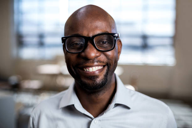 homme souriant à la caméra - horn rimmed glasses photos et images de collection