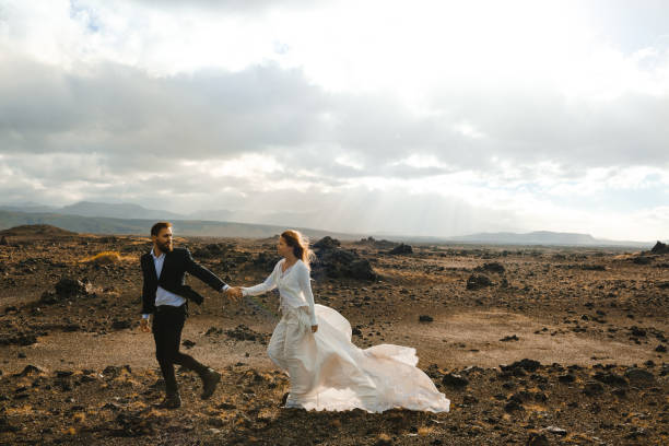 lune de miel en islande - wedding suit photos et images de collection