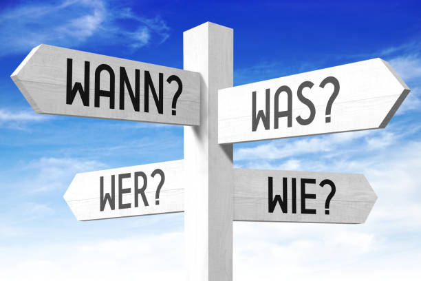 preguntas en alemán - poste indicador de madera - directional sign crossroads sign distance sign sign fotografías e imágenes de stock